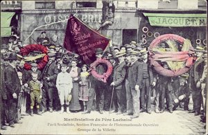Manifestación en Père-Lachaise para la conmemoración de la Comuna de París, por el Partido Socialista, Sección Francesa de la Asociación Internacional de Trabajadores, grupo de La Villette, 1 de mayo de 1908 de Gondry